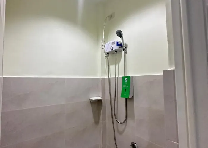Travelbee Airport Inn *