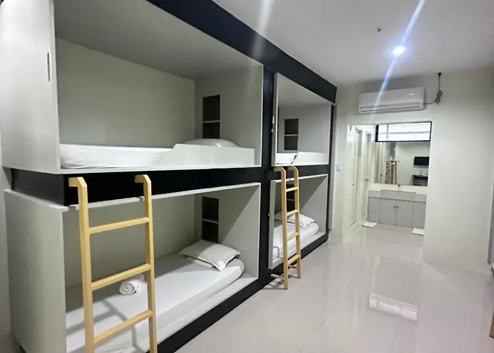 Travelbee Airport Inn *