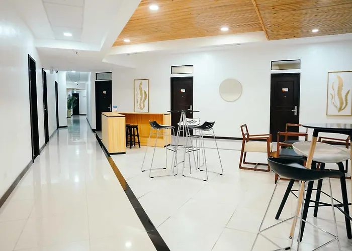 Travelbee Airport Inn *
